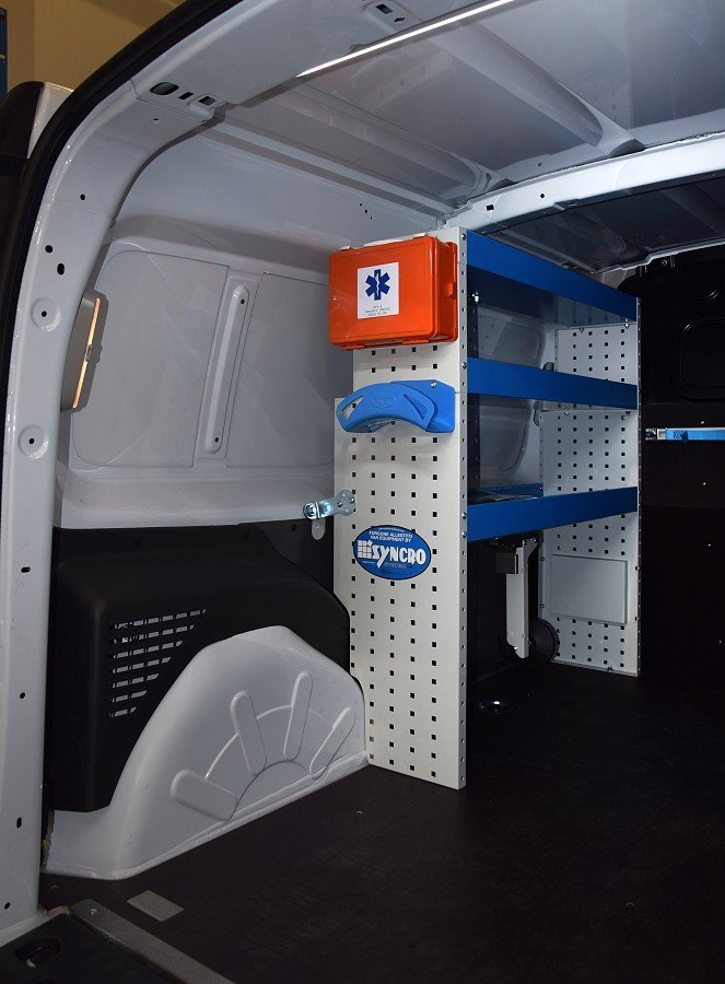 Parete sinistra NV250 con scaffali e accessori Syncro Prato