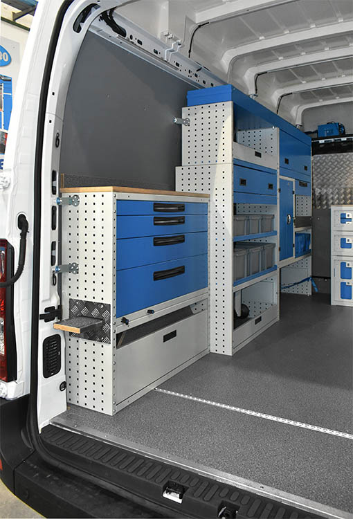 Ripiano di lavoro in legno, portamorsa estraibile e altri arredi Syncro Ultra su Movano Prato