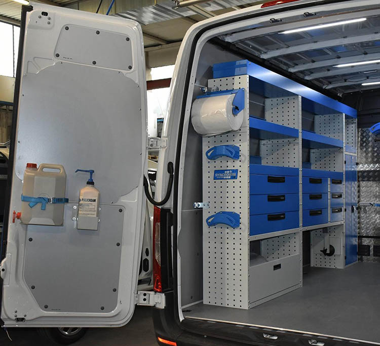 Rivestimento in alluminio mandorlato e arredi per Sprinter Syncro Prato