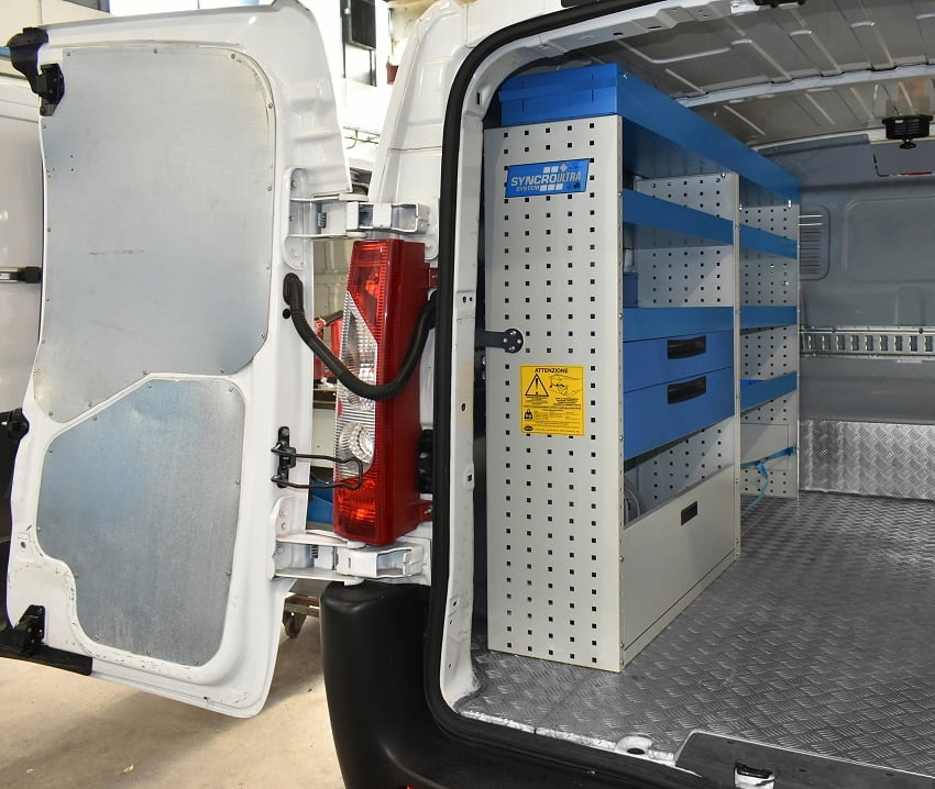 Scudo con scaffali e cassetti Syncro Prato