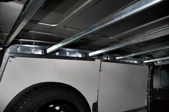 Barre in metallo bloccate su stanghe per furgone Syncro Prato