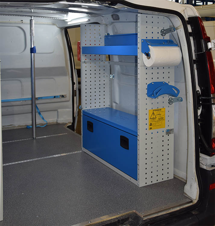 Copripassaruota chiuso, ripiano aperto e accessori su Vito arredato da Syncro System Prato
