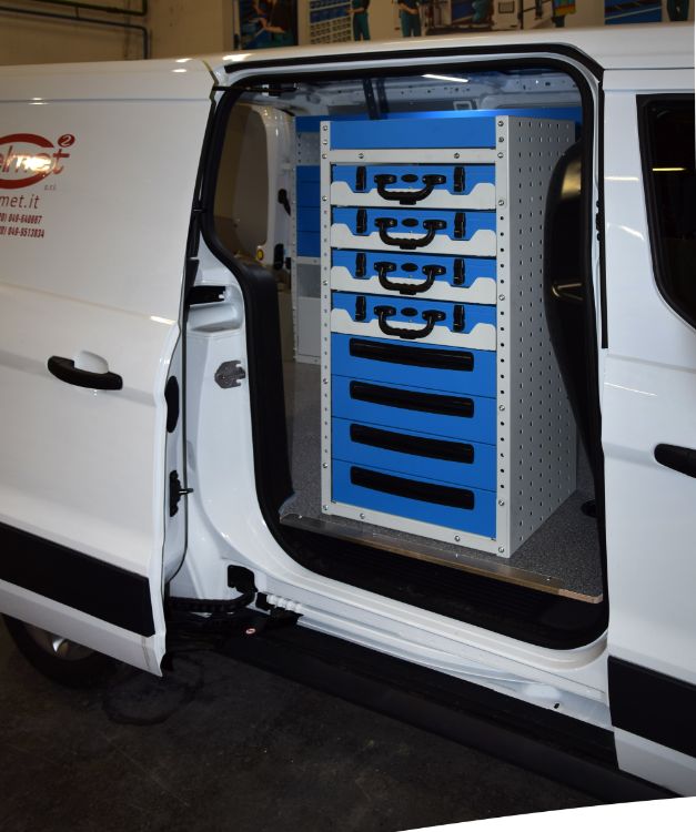 Mobile con cassetti accessibili dal portellone laterale su Ford Connect Syncro Prato
