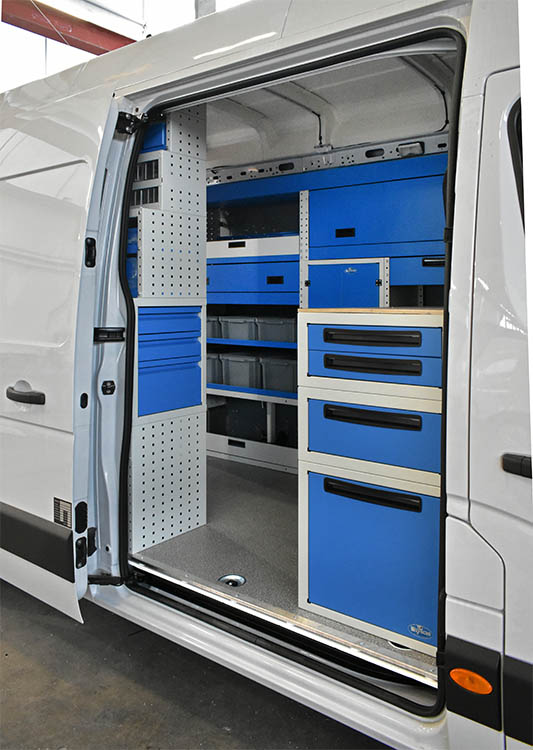 Vista laterale arredo con cassetti Syncro ultra girati verso l'esterno su Movano Prato