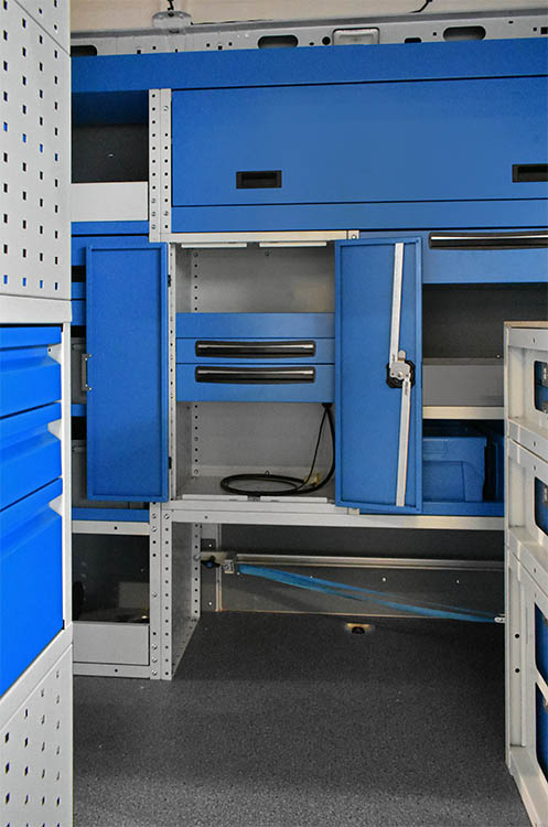 Dettaglio allestimento Movano con armadio e elementi interni Syncro Prato