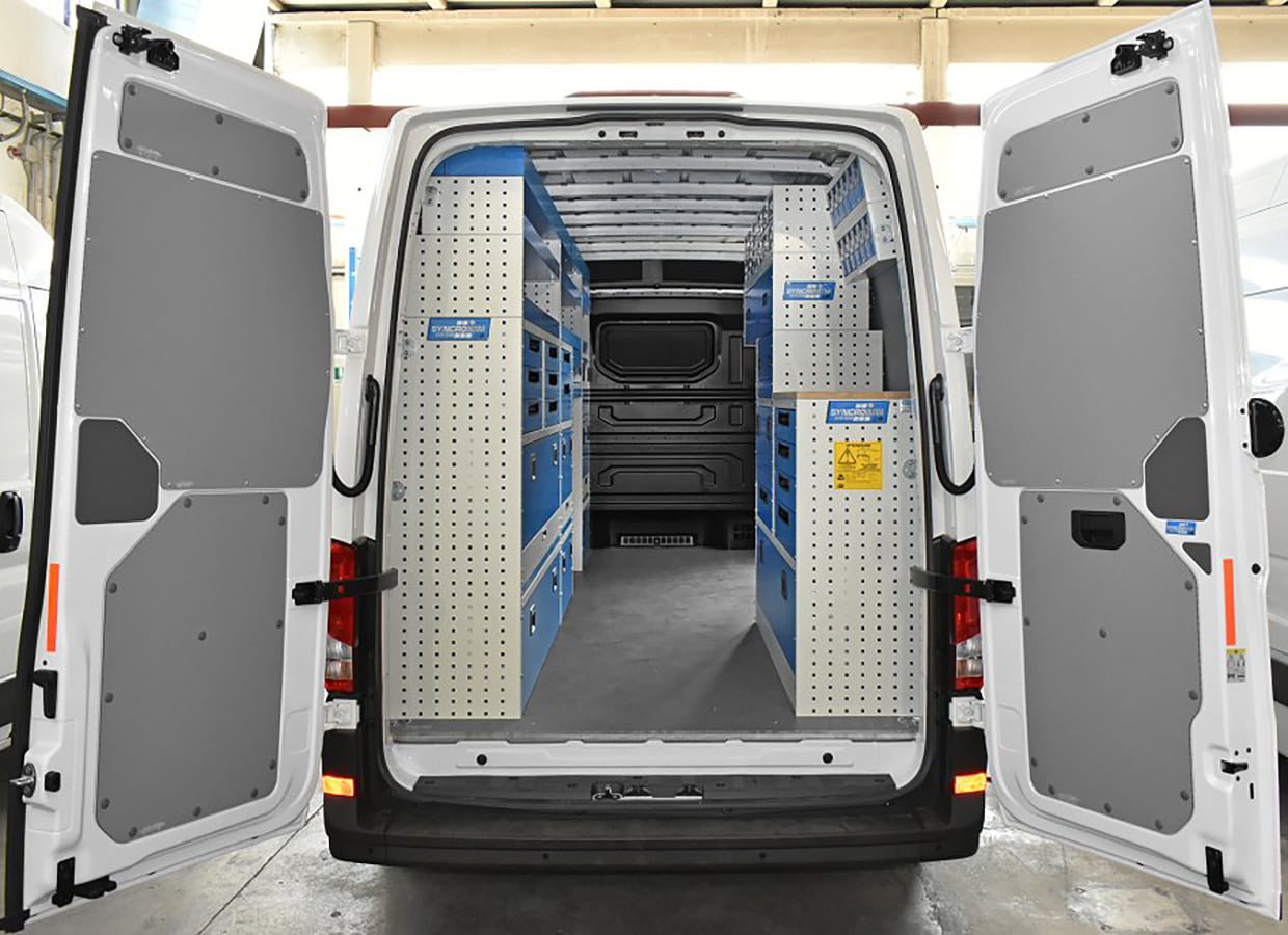 Allestimento completo per furgone MAN TGE L4H3 realizzato da Syncro System Prato