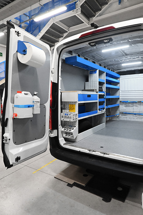 Banco da lavoro con cassetti e accessori per Maxus da Syncro Prato