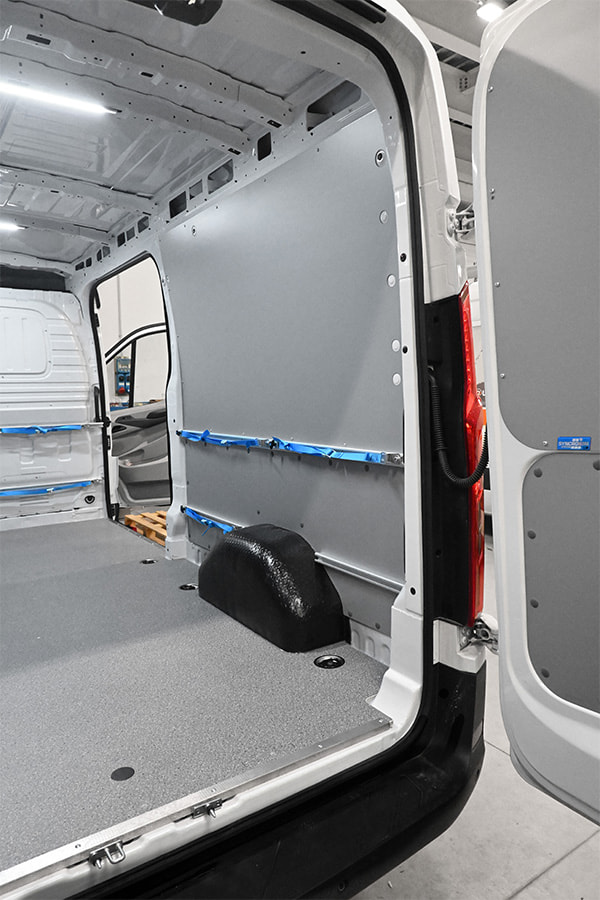 Sistemi di bloccaggio merce per furgoni Maxus Deliver9 da Syncro Prato