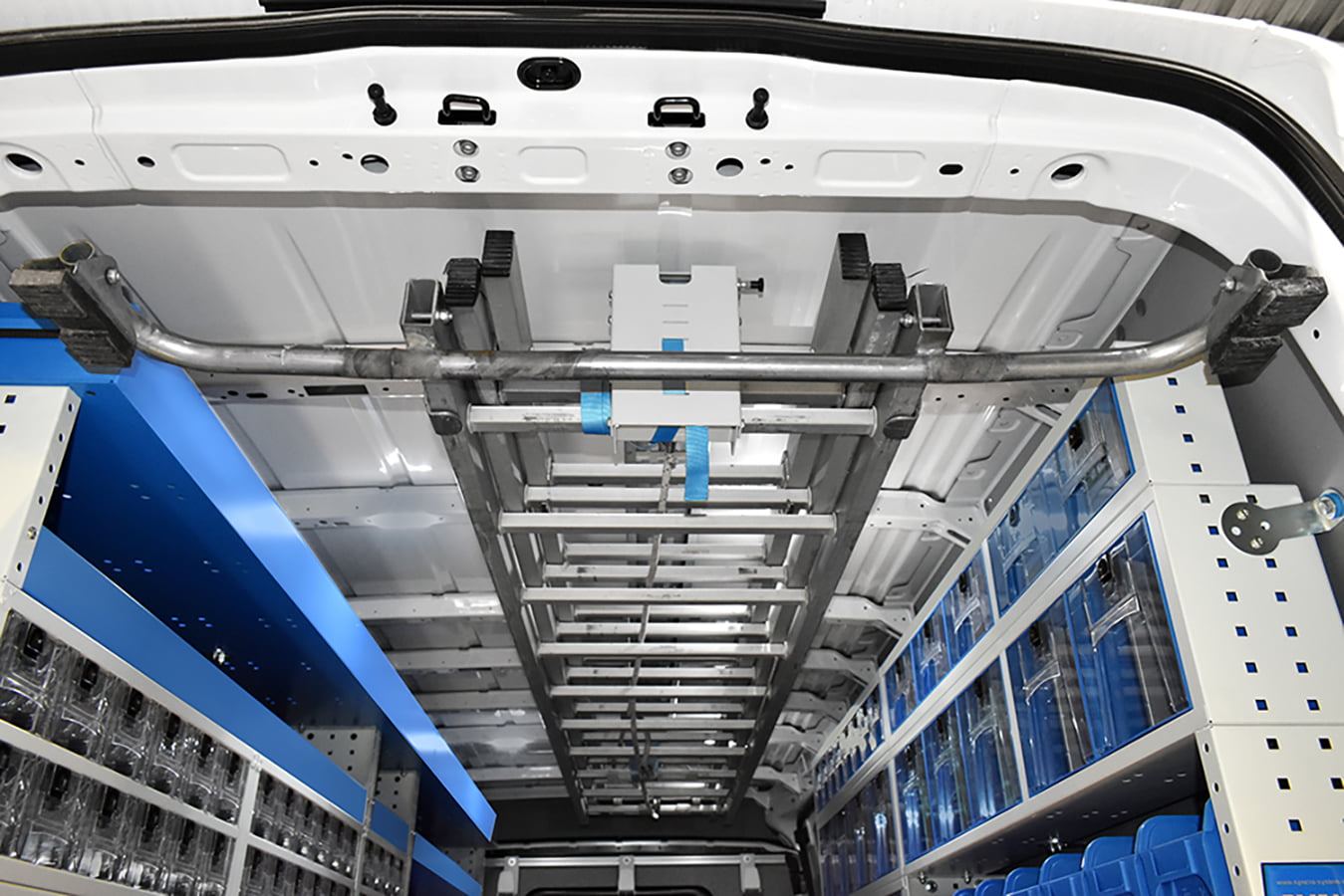 Soluzioni funzionali per furgoni portascala a soffitto da Syncro Prato