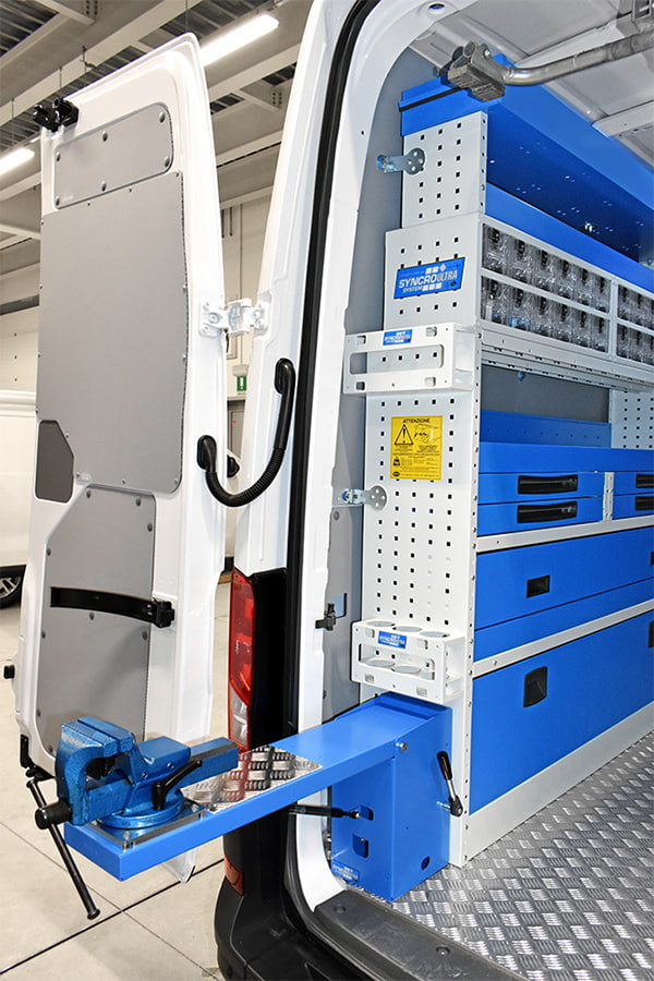 Portamorsa basculante aperto su MAN TGE L4 H3 Syncro System Prato