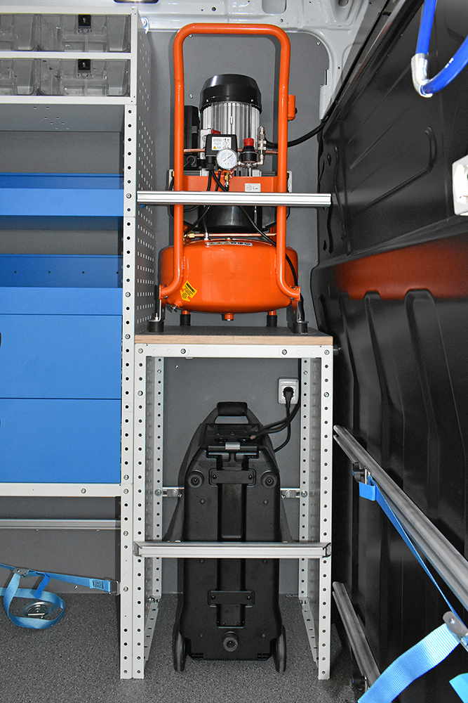 Ecoflow Power Station, modello compatto, con telaio su misura in un vano a terra con antina su Transporter Prato