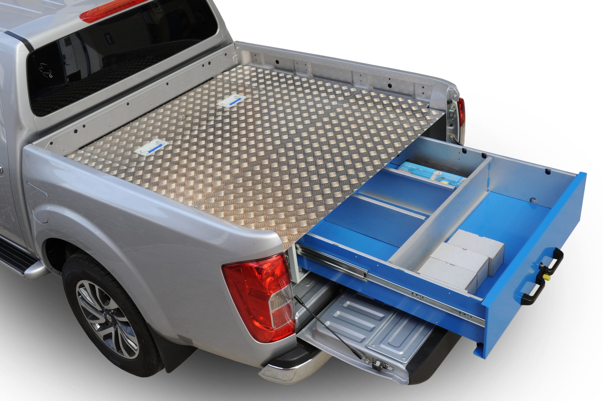 Pianale in alluminio mandorlato e cassettiera estraibile su pick up Syncro Prato