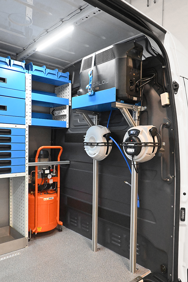 Ecoflow con utensili sul furgone Syncro Prato